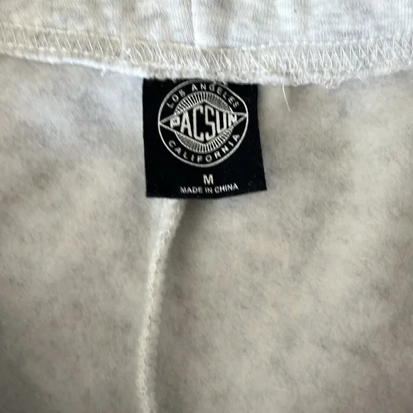 PacSun Women’s Light Gray And Cream Shorts Size Medium NWT - Picture 3 of 6